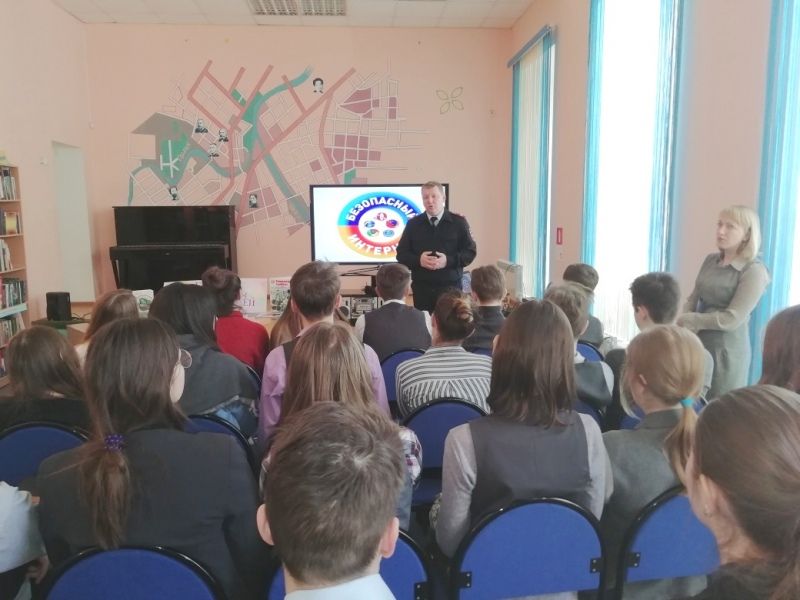 Орловские полицейские научили школьников безопасно общаться в интернете