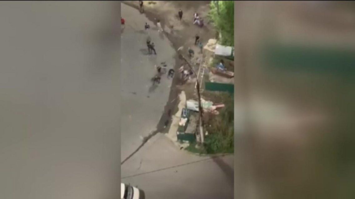 Видео: 20 человек с палками устроили массовую драку в Орле