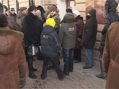 Очередь в регистрационное управление занимают с 4-х утра Очередь в регистрационное управление занимают с 4-х утра