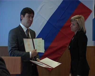 Первые выпускники школы бизнеса получили свои дипломы Первые выпускники школы бизнеса получили свои дипломы