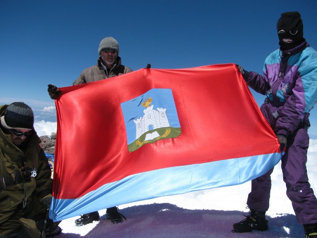 92_Флаг Орловской области - на западной вершине Эльбруса 1.JPG