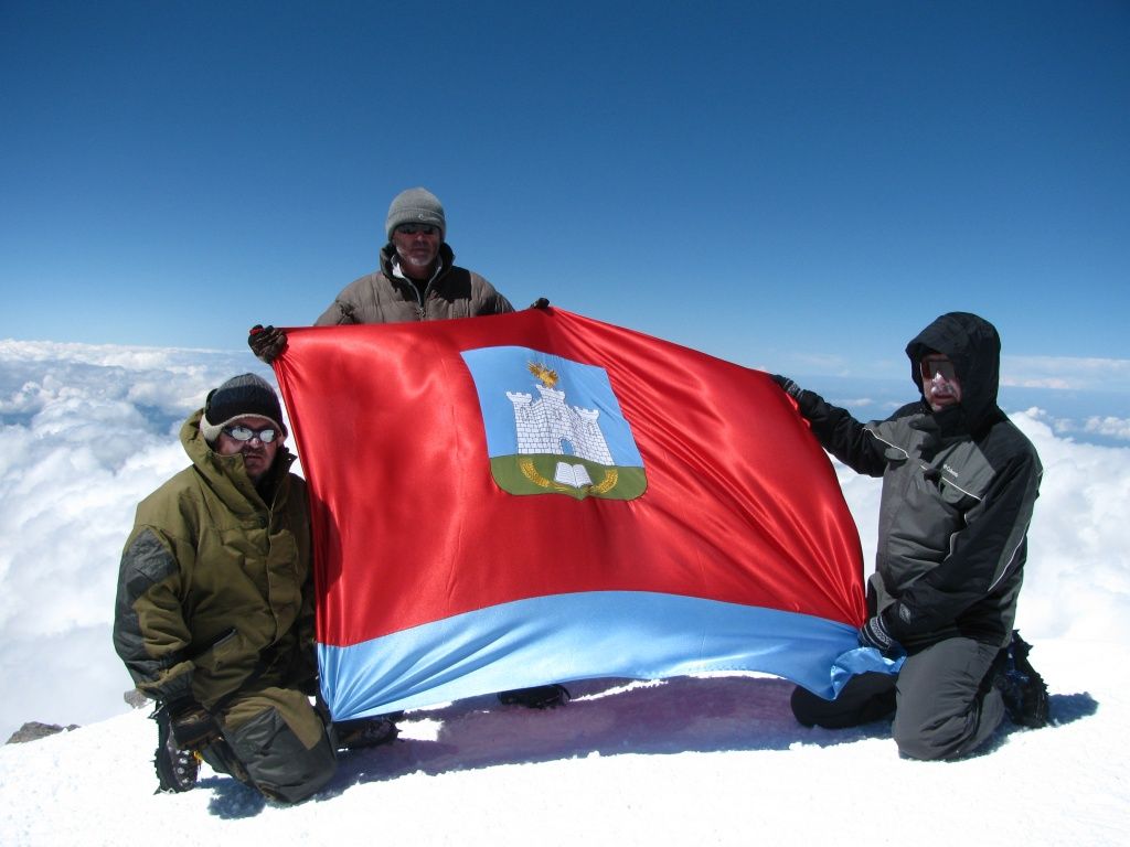 91_Флаг Орловской области - на западной вершине Эльбруса.JPG