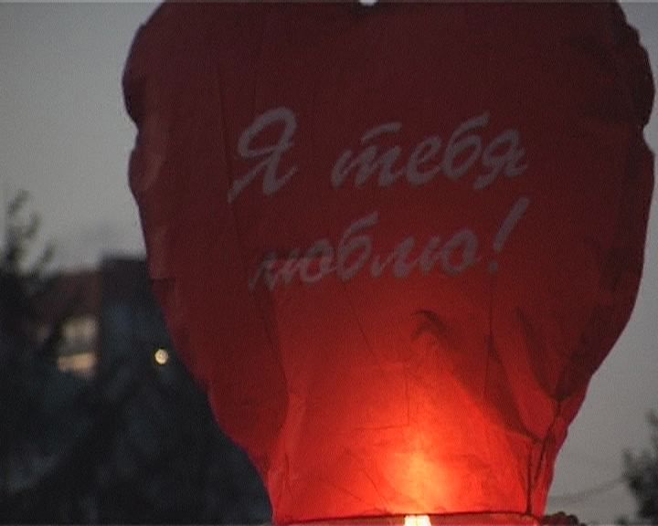 небесные фонарики в орле, запуск небесных фонариков, фонарики в небо, Александровский мост 14 апреля