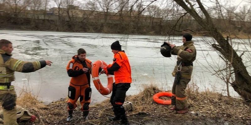 мчс спасатели тонкий лед В Орле сотрудники МЧС России спасли из ледяной воды двух мужчин
