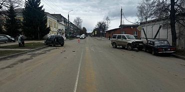 Во Мценске не разъехались два внедорожника, а в больницу попал пассажир не участвующей в движении легковушки Во Мценске не разъехались два внедорожника, а в больницу попал пассажир не участвующей в движении легковушки