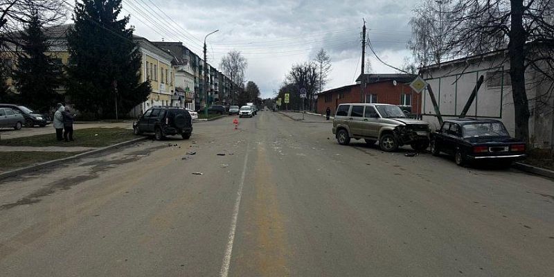 Во Мценске не разъехались два внедорожника, а в больницу попал пассажир не участвующей в движении легковушки Во Мценске не разъехались два внедорожника, а в больницу попал пассажир не участвующей в движении легковушки