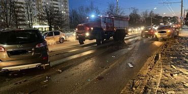 Гипермаркет "Лента" новый поворот Накануне вечером возле "Ленты" в Орле случилось серьезное ДТП