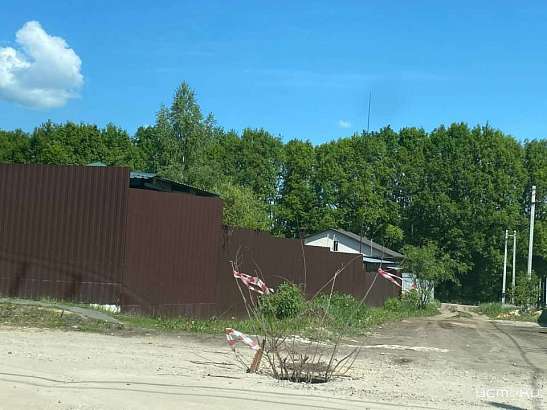 Флажки и палеты. Дороги в поселке Новообразцово в Орловском МО имеют странное убранство Флажки и палеты. Дороги в поселке Новообразцово в Орловском МО имеют странное убранство