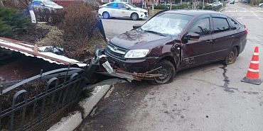 Водитель-пенсионер погиб за рулем «Лады», въехав в металлический забор Водитель-пенсионер погиб за рулем «Лады», въехав в металлический забор