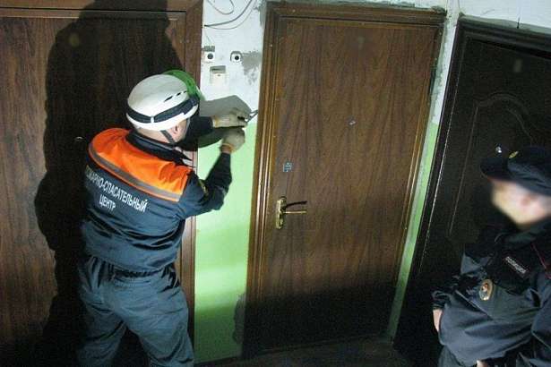 Спасатели вызволили пенсионерку из квартиры Спасатели вызволили пенсионерку из квартиры