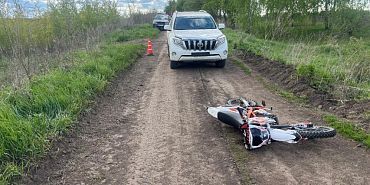 На сельской дороге Орловщины 14-летний водитель питбайка столкнулся с внедорожником На сельской дороге Орловщины 14-летний водитель питбайка столкнулся с внедорожником