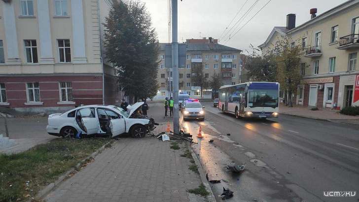 Пятеро молодых орловчан врезались на авто в столб: девушка попала в реанимацию Пятеро молодых орловчан врезались на авто в столб: девушка попала в реанимацию