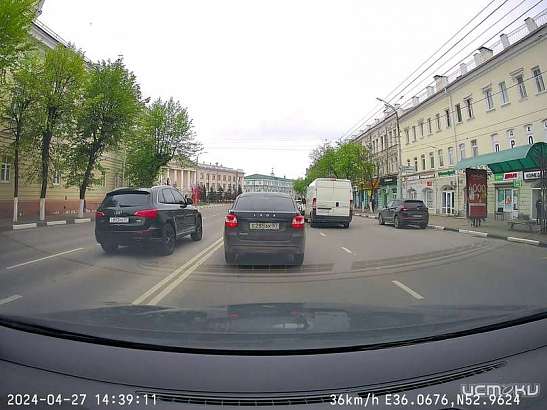 По встречке в центре города. Странные маневры в Орле запечатлели автолюбители По встречке в центре города. Странные маневры в Орле запечатлели автолюбители
