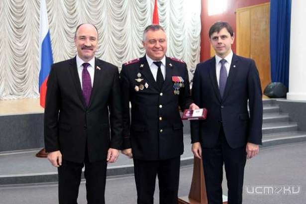 Клычков наградил отличившихся полицейских Клычков наградил отличившихся полицейских