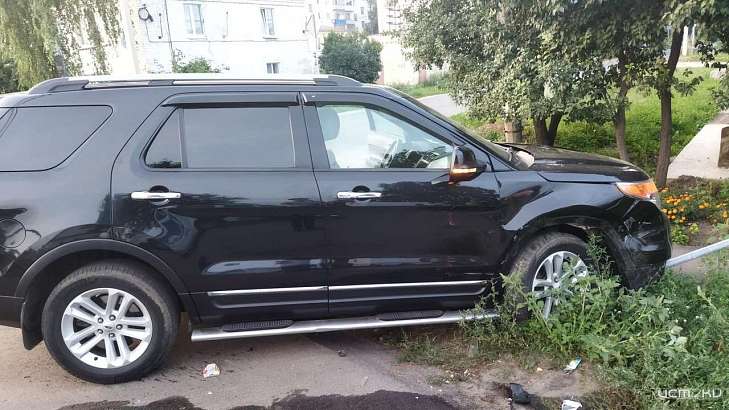 В Орле кроссовер въехал в легковушку, а затем снёс дорожный знак В Орле кроссовер въехал в легковушку, а затем снёс дорожный знак