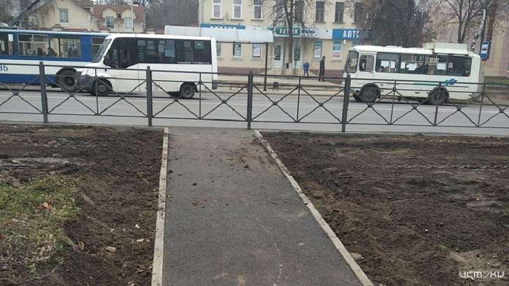 Чудеса ремонта: в Орле замечена пешеходная дорожка, которая заканчивается забором Чудеса ремонта: в Орле замечена пешеходная дорожка, которая заканчивается забором