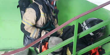 пожар спасатели В Орле на пожаре в многоэтажке спасли мужчину