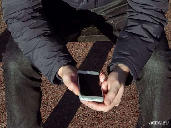 В Ливнах неизвестный украл телефон у посетительницы парка В Ливнах неизвестный украл телефон у посетительницы парка