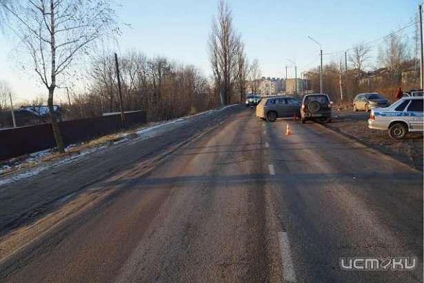 В Орле Новосильское шоссе не поделили две иномарки В Орле Новосильское шоссе не поделили две иномарки