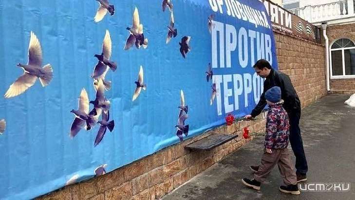 В Орле появился мемориал в память о погибших во вчерашнем теракте В Орле появился мемориал в память о погибших во вчерашнем теракте