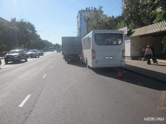 В Орле столкнулись маршрутка и грузовик. Пострадала пассажирка ПАЗа  В Орле столкнулись маршрутка и грузовик. Пострадала пассажирка ПАЗа