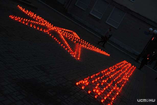 В 4 утра орловчане зажгли свечи в память о героях войны В 4 утра орловчане зажгли свечи в память о героях войны