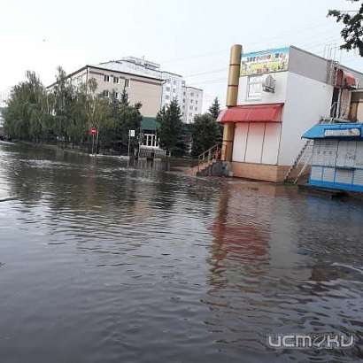 Плывут все: орловчане продолжают делиться фотографиями затопленных улиц Плывут все: орловчане продолжают делиться фотографиями затопленных улиц