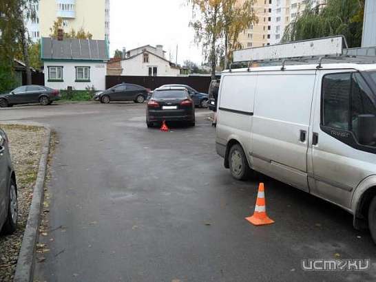 В Орле иномарка на прилегающей территории сбила пешехода В Орле иномарка на прилегающей территории сбила пешехода