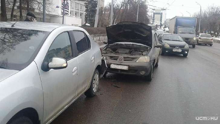 При столкновении двух «Рено» в Орле пострадала женщина При столкновении двух «Рено» в Орле пострадала женщина