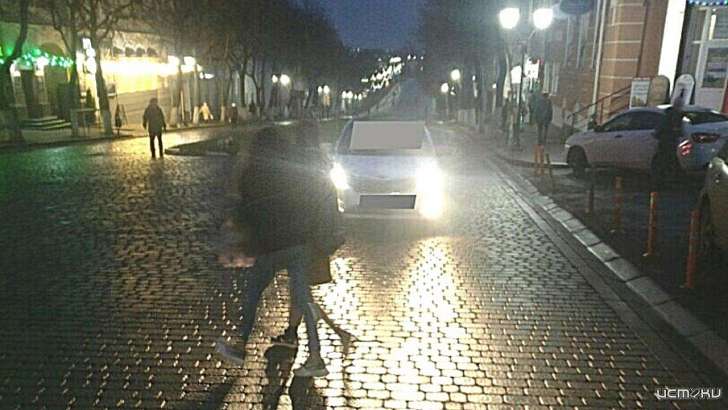 Фотофакт: в Орле брусчатку на улице Ленина снова перепутали с проезжей частью Фотофакт: в Орле брусчатку на улице Ленина снова перепутали с проезжей частью