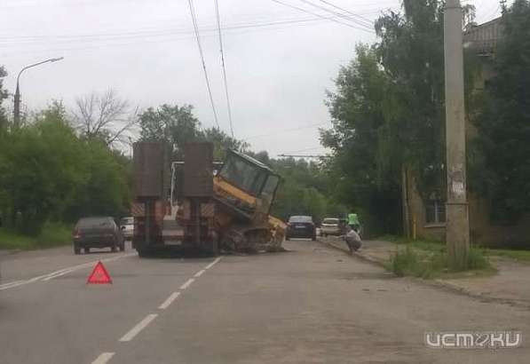 В Орле бульдозер упал с трала на дорогу В Орле бульдозер упал с трала на дорогу