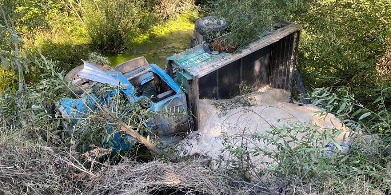 автомобильная авария В Ливенском районе погиб водитель перевернувшегося грузовика