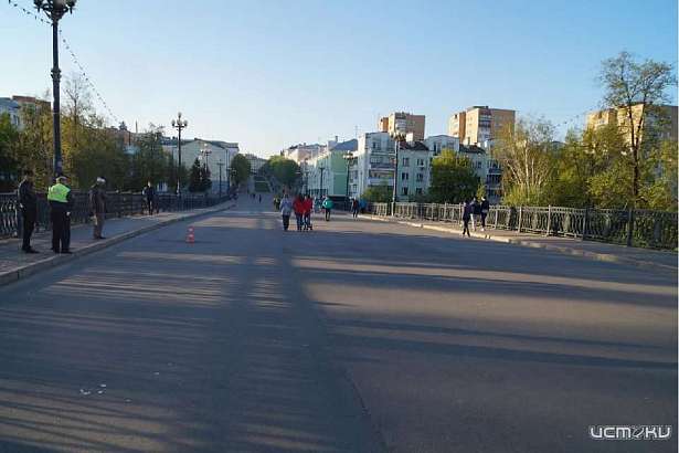 На Александровском мосту в Орле велосипедист сбил пешехода На Александровском мосту в Орле велосипедист сбил пешехода