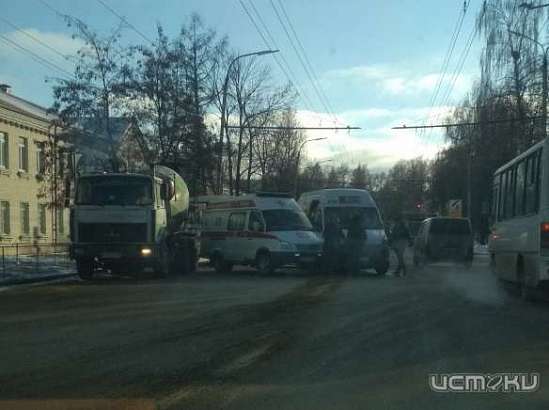 На Наугорском шоссе в Орле не разъехались машина скорой помощи и маршрутка На Наугорском шоссе в Орле не разъехались машина скорой помощи и маршрутка