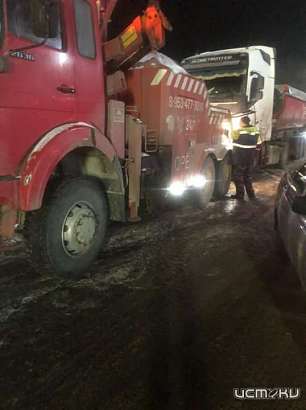 В Орловской области полицейские помогли водителю сломавшегося грузовика В Орловской области полицейские помогли водителю сломавшегося грузовика