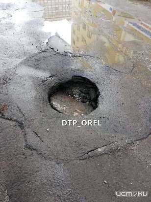 Недалеко от ТЦ «Атолл» канализационный люк провалился под землю Недалеко от ТЦ «Атолл» канализационный люк провалился под землю