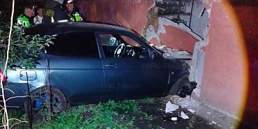 дтп В Орле легковушка врезалась в многоэтажный дом