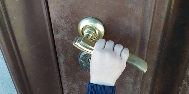 ГУ МЧС по Орловской области ребенок В Орле из запертой квартиры спасли ребенка