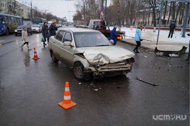 В Заводском районе Орла иномарка не уступила дорогу ВАЗу. Итог — двое пострадавших В Заводском районе Орла иномарка не уступила дорогу ВАЗу. Итог — двое пострадавших
