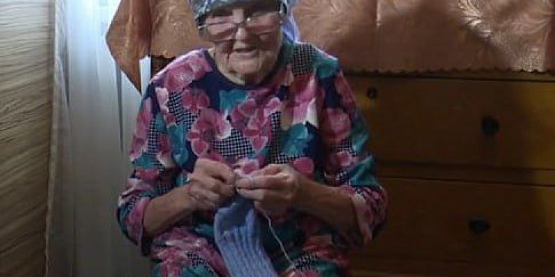 СВО 92-летняя орловчанка вяжет носки для бойцов СВО, зная о войне не понаслышке!