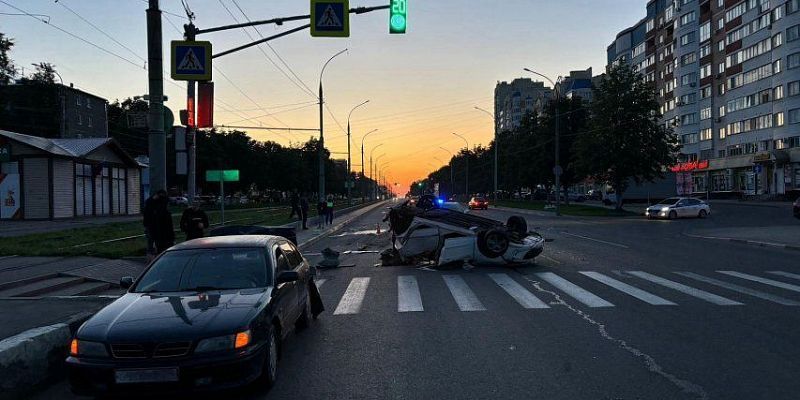 В Орле произошло ДТП с переворотом В Орле произошло ДТП с переворотом