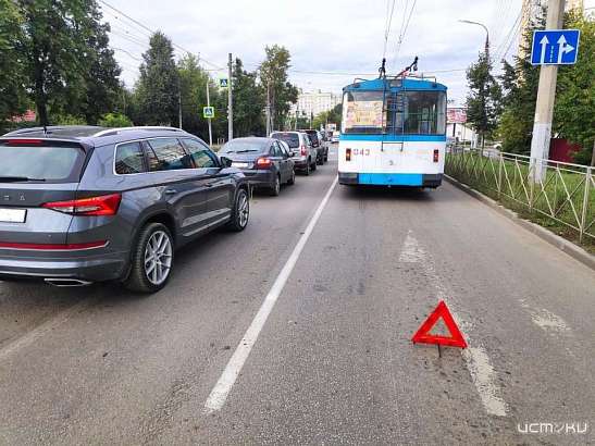 В Орле в троллейбусе травмировалась пассажирка В Орле в троллейбусе травмировалась пассажирка