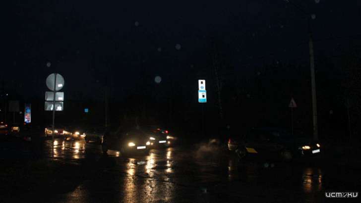 Перегруженный фурами переулок Маслозаводской в Орле остается во тьме полгода Перегруженный фурами переулок Маслозаводской в Орле остается во тьме полгода