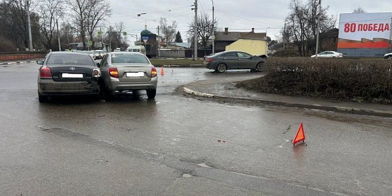 На одном из перекрестков в центре Орла не смогли разъехаться три автомобиля На одном из перекрестков в центре Орла не смогли разъехаться три автомобиля