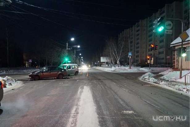 Ночью в Орле перекресток не поделили два «Рено» Ночью в Орле перекресток не поделили два «Рено»