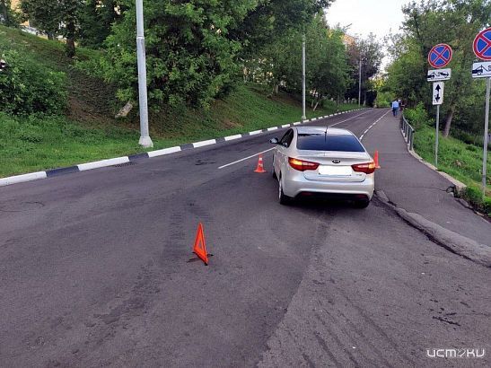 В центре Орла машина сбила двух пешеходов В центре Орла машина сбила двух пешеходов