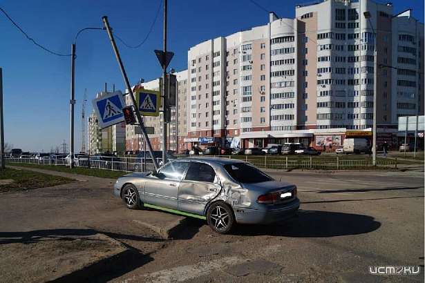 В Орле водитель грузовика спровоцировал ДТП, в котором сбили подростка и снесли дорожный знак В Орле водитель грузовика спровоцировал ДТП, в котором сбили подростка и снесли дорожный знак