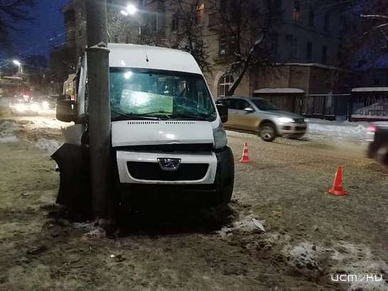В Орле пострадала пассажирка маршрутки, влетевшей в столб В Орле пострадала пассажирка маршрутки, влетевшей в столб