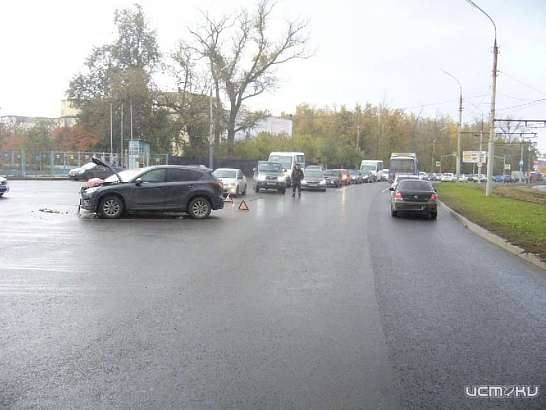 Внедорожник и легковой ВАЗ не смогли разъехаться на одном из перекрестков Орла Внедорожник и легковой ВАЗ не смогли разъехаться на одном из перекрестков Орла