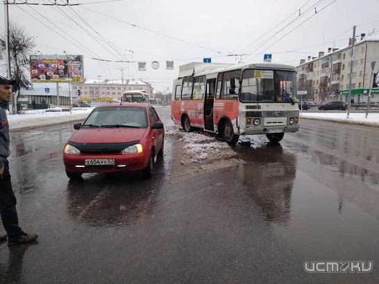 В Орле маршрутка въехала в автомобиль В Орле маршрутка въехала в автомобиль